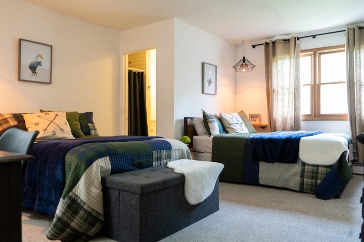 Queen size bed/ full size bed and it’s own private en-suite bathroom!