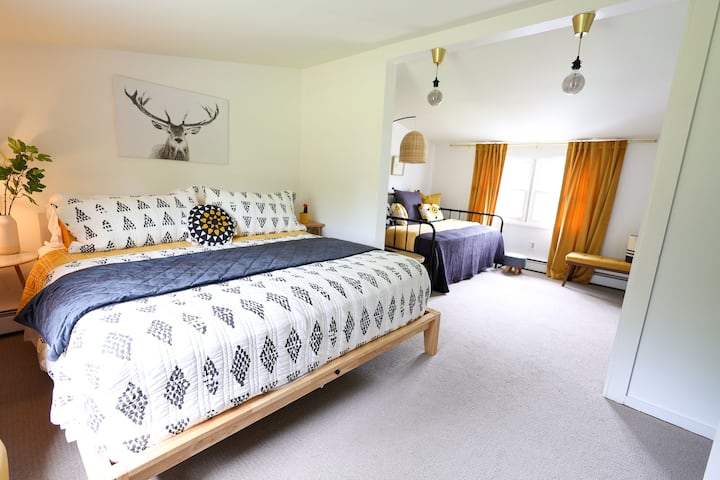 King bed on 1 side / full size trundle bed with twin underneath on the other 
Great for families with young ones!