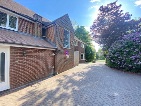 Family Fun Party House! Pool, Bar, Sauna, Cinema.