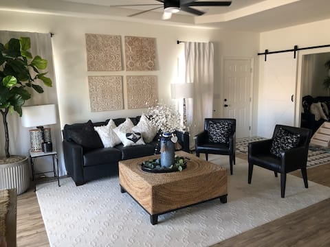 Top performing Airbnb: Riverfront, private dock, 3 brm, 2 bath sleeps 8 in Bullhead City
