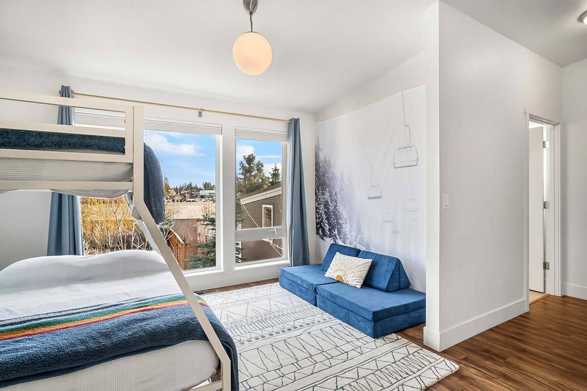 ห้องชั้นบนห้องที่สองมีเตียงแฝดเหนือเตียงสองชั้นเต็มรูปแบบในห้องสองชั้นและโซฟาเล่นนักเก็ตพร้อมห้องน้ำในตัวเต็มรูปแบบ แถมของเล่นและหนังสือสำหรับเด็กๆด้วย