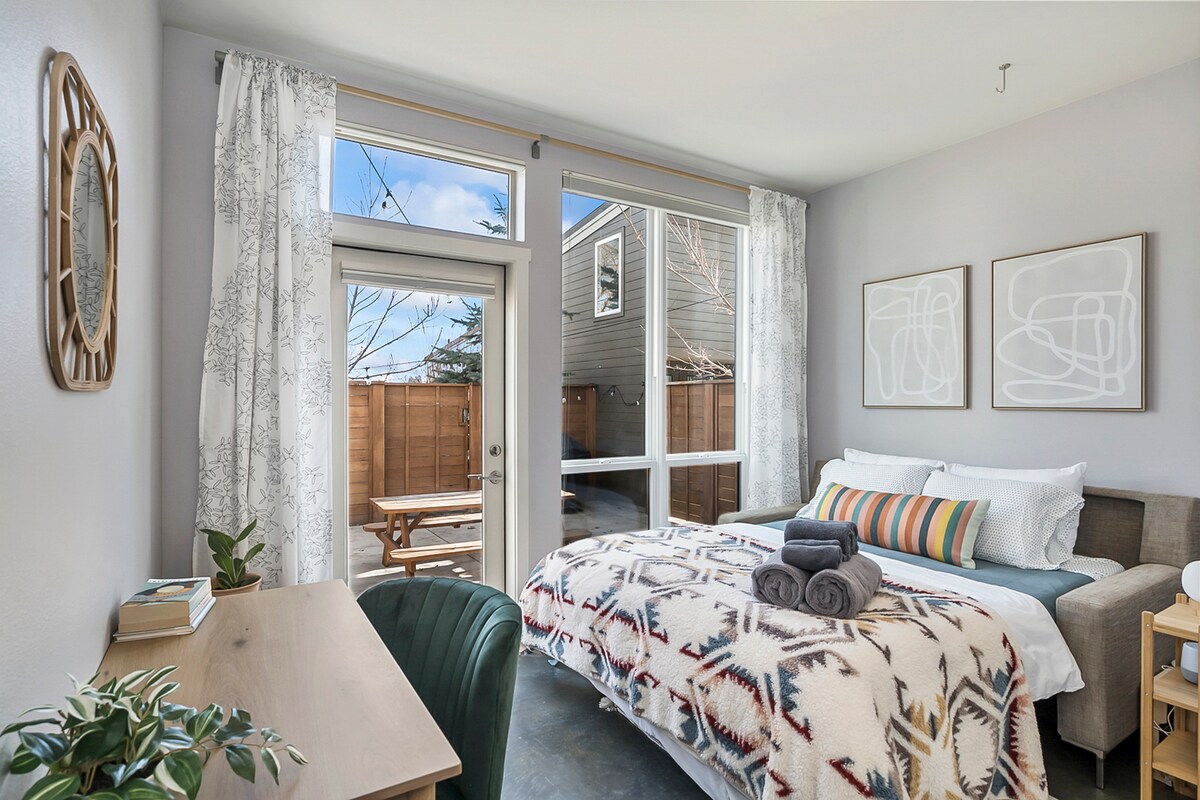 โซฟาปรับนอนเตียงควีนไซส์ (คะแนนสูง!) ในห้องทำงานสำหรับพื้นที่นอนเพิ่มเติมพร้อมทางเข้าลานด้านหลัง