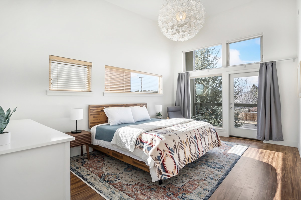 ห้องนอนหลักมีเตียงขนาดคิงไซส์ระเบียงส่วนตัวตู้เสื้อผ้าแบบวอล์คอินและห้องน้ำในตัว!