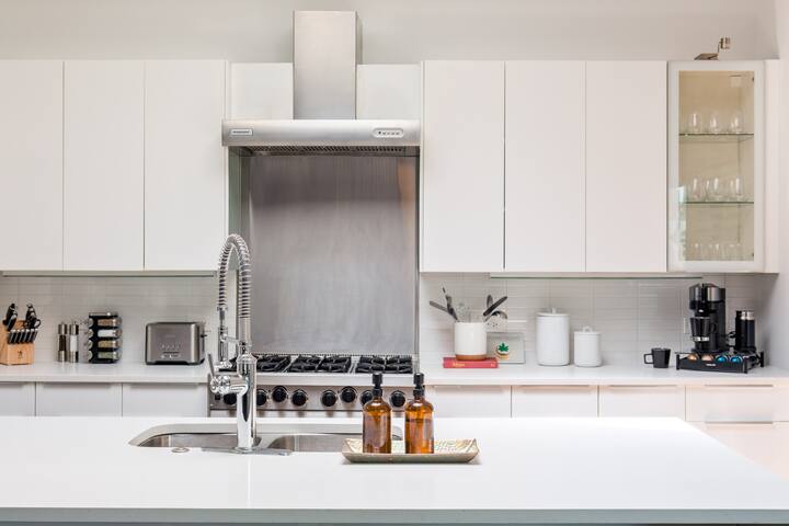 Luxury Penthouse Loft | Heart of Fulton Market gallery image 4