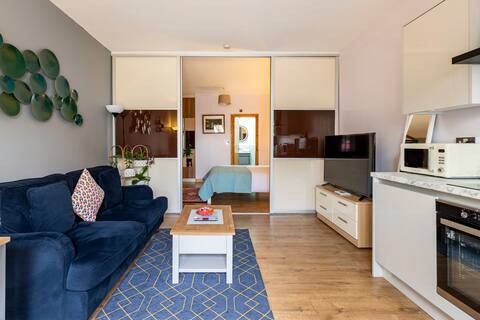 Lovely 1 bed Studio apartment with free parking