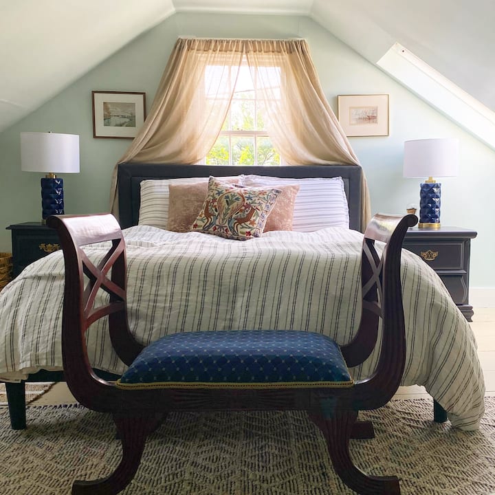 ห้องนอนส่วนตัวของคุณพร้อมเตียงควีนไซส์อบอุ่นและเครื่องนอนผ้าปูที่นอนหรูหรา 