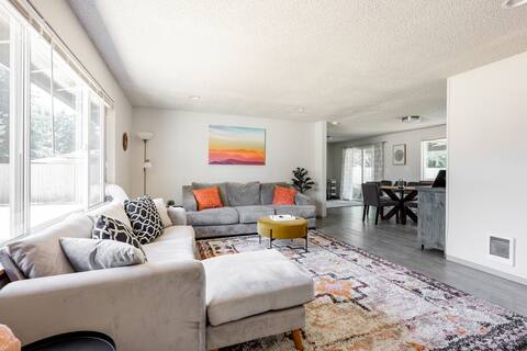 Boho Vibes - Cozy home w/large yard, near Outlets
