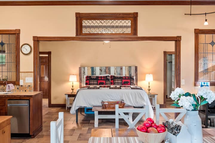 主单间公寓配有加大双人床、清爽的棉床单和豪华羽绒被、宽敞的步入式衣橱，可轻松前往卫生间。