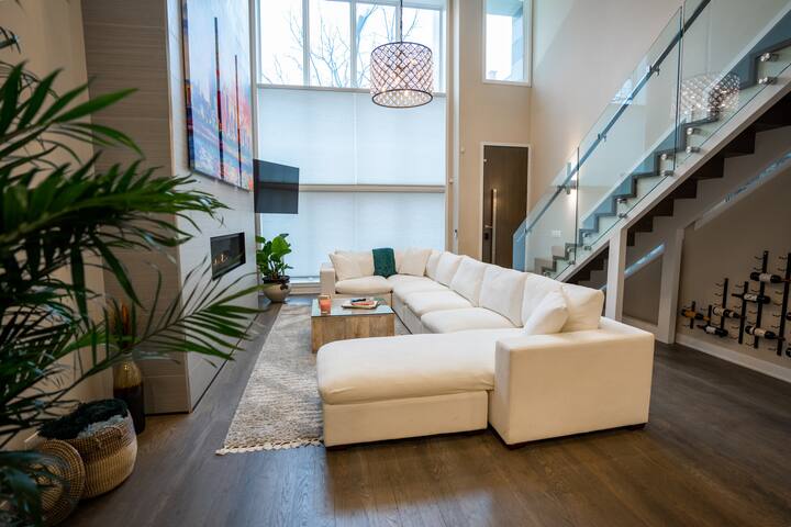 Extravagant Old Town Home w/ Sauna, Rooftop Lounge gallery image 5