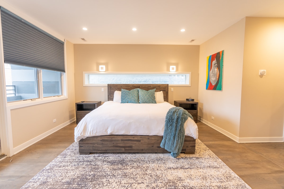 Primary Master Suite with King Size Bed, Luxury Egyptian Cotton Linens, Fireplace, Partner Bathrooms, Balcony & 2 Walk-in Closets