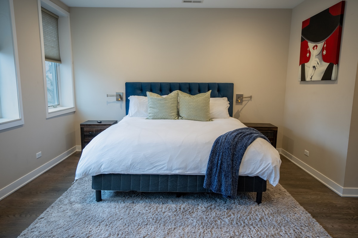 Second Master Suite with King Size Bed, Luxury Egyptian Cotton Linens, Private Bathroom & Beautiful City Views