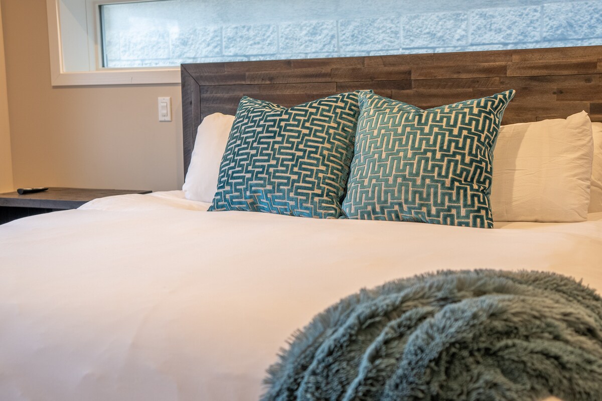 Primary Master Suite with King Size Bed, Luxury Egyptian Cotton Linens, Fireplace, Partner Bathrooms, Balcony & 2 Walk-in Closets