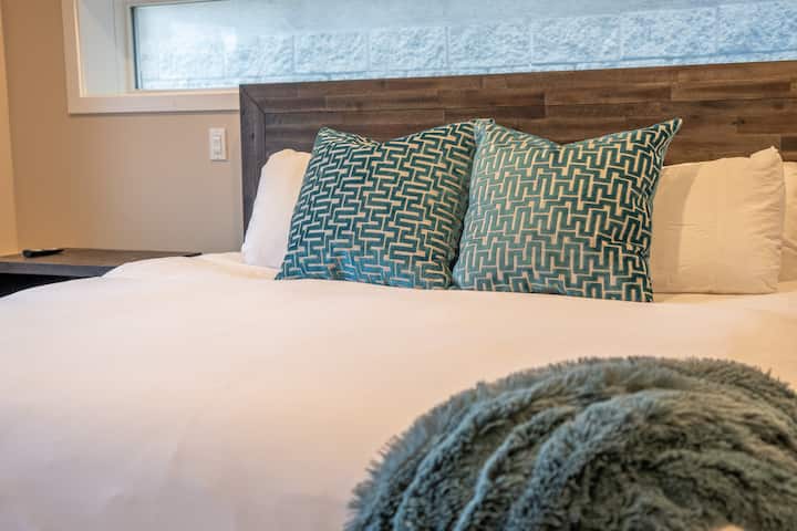 Primary Master Suite with King Size Bed, Luxury Egyptian Cotton Linens, Fireplace, Partner Bathrooms, Balcony & 2 Walk-in Closets