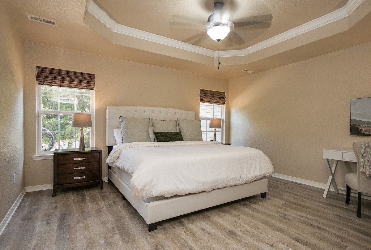 spaziosa camera da letto matrimoniale con bagno e letto matrimoniale grande. 