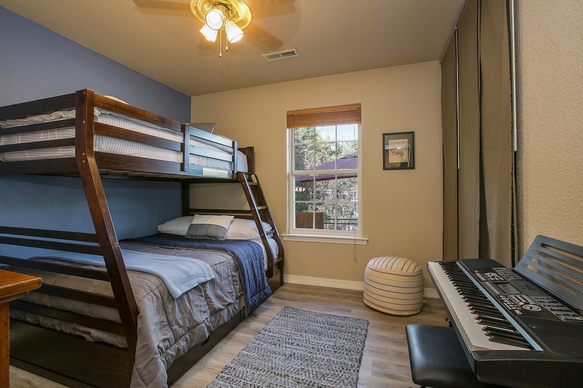 Ha un sacco di libri, giochi da tavolo e una tastiera