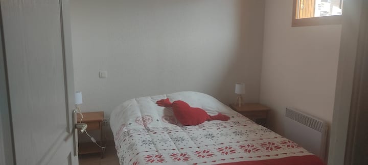 spálňa so 140 lôžkami.
 POSTEĽNÁ BIELIZEŇ NIE JE K DISPOZÍCII.
