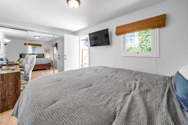 Das Gästezimmer ist vom Haupthaus getrennt, um zusätzliche Privatsphäre zu gewährleisten. Sie verfügt über einen eigenen privaten privaten Eingang. 