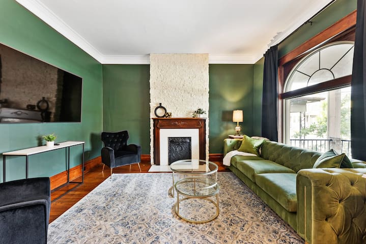 Gorgeous 5BR/10Bed | Large Private Outdoor Space! gallery image 2