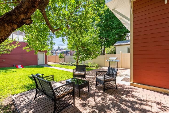 Gorgeous 5BR/10Bed | Large Private Outdoor Space! gallery image 5