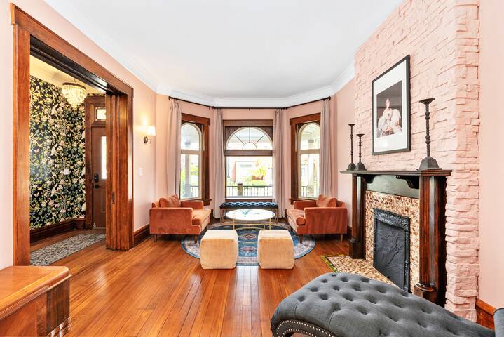 Gorgeous 5BR/10Bed | Large Private Outdoor Space! gallery image 3