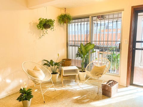 Popular Airbnb listing: Queen size bed suite + AC+wifi 100mb+ Netflix in Supermanzana 1