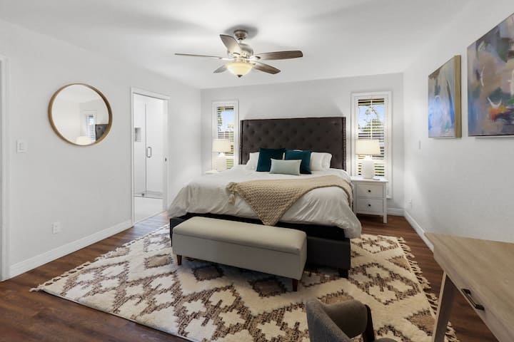 Მთავარი საძინებელი ლუქს-კლასის მატრასითა და ბალიშებით, სააბაზანოთი და საგარდერობო ოთახით (ბავშვის საწოლით).