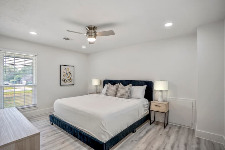 Საძინებელი №4 - ზემოთ დიდი ზომის საწოლით.