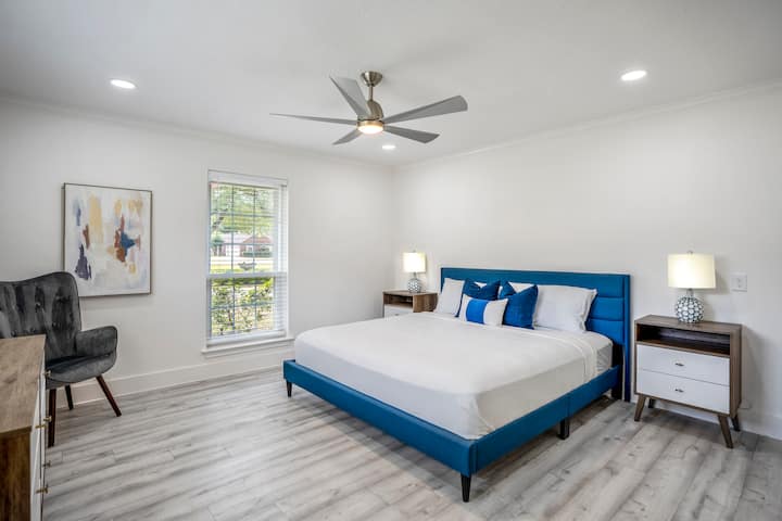 Საძინებელი №1 - დაბლა ფართო მთავარი საძინებელი დიდი ზომის საწოლით.