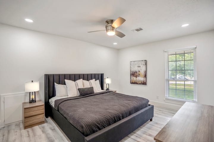 Საძინებელი №5- ზემოთ, დიდი ზომის საწოლით.