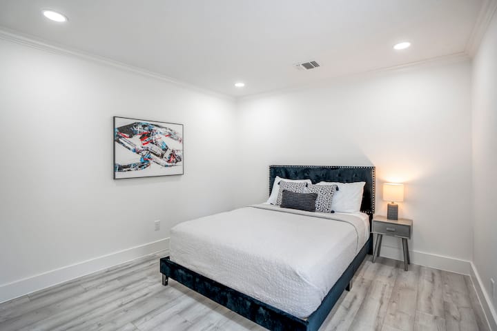 Საძინებელი №3- დაბლა, ორადგილიანი საწოლით 