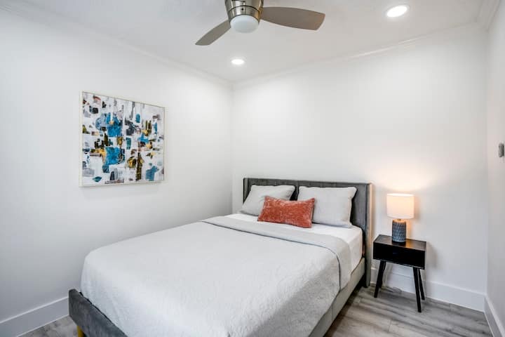 Საძინებელი №2 - დაბლა, დიდი საწოლით.