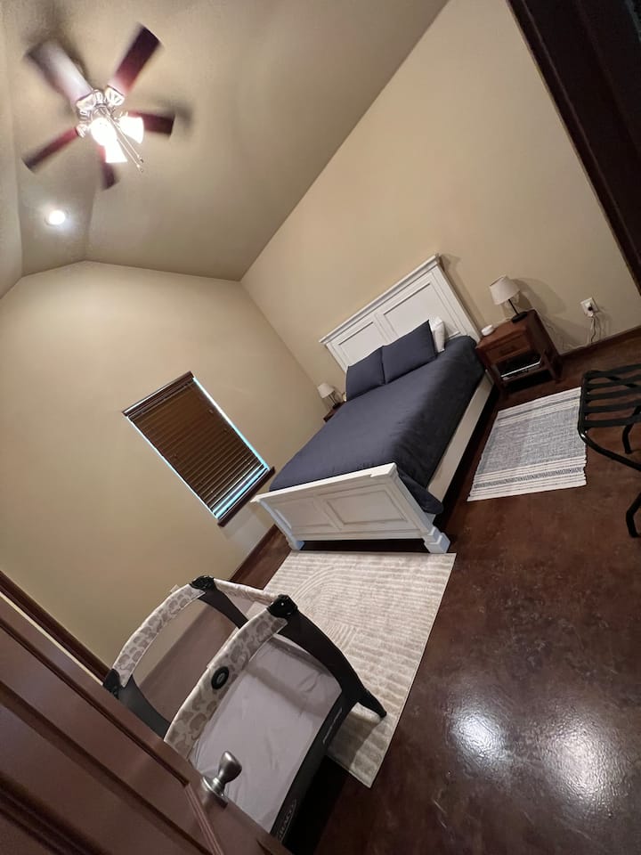 Queen Bed ერთად Pack-n-play/Crib და აბაზანა ერთვის.