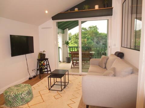 Top performing Airbnb: Bright renovated 2-room apartment, walking distance to the beach, covered parking in Bidart