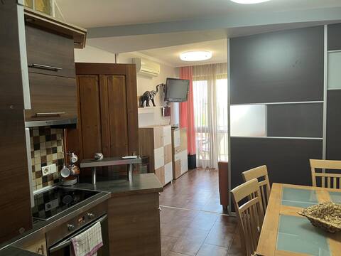 Lovely small condominium apartment free parking