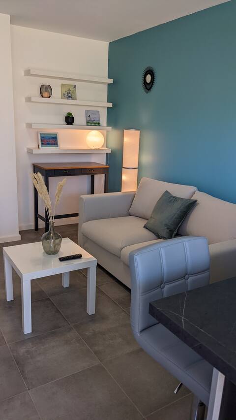 Annonce Airbnb populaire: Superb studio with terrace close to the sea à Saint Pol De Léon