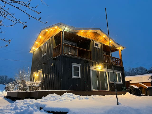 3 Bed Lake House w/ HOT TUB