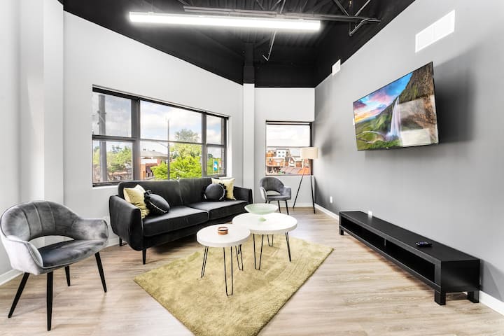 Modern 2BR Luxury Loft in the Heart of Dearborn