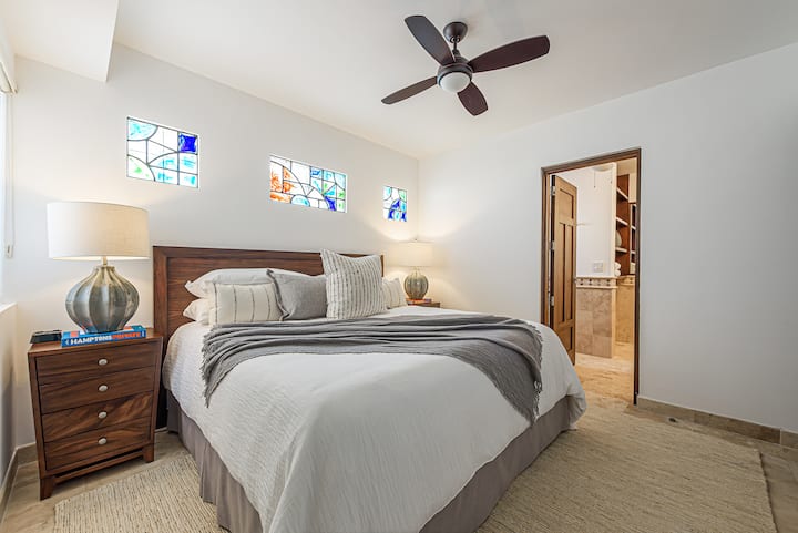 ห้องพัก #3 พร้อมเตียงคิงไซส์และอ่างอาบน้ำส่วนตัว