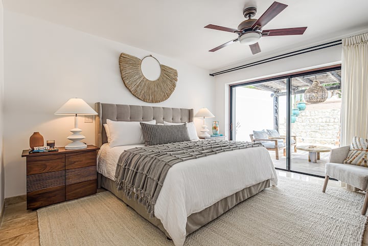 ห้องพัก #4 พร้อมเตียงคิงไซส์และอ่างอาบน้ำส่วนตัว