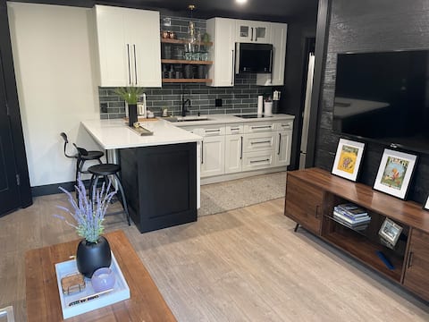 Luxury Modern Retreat w/ No Hassel Check Out