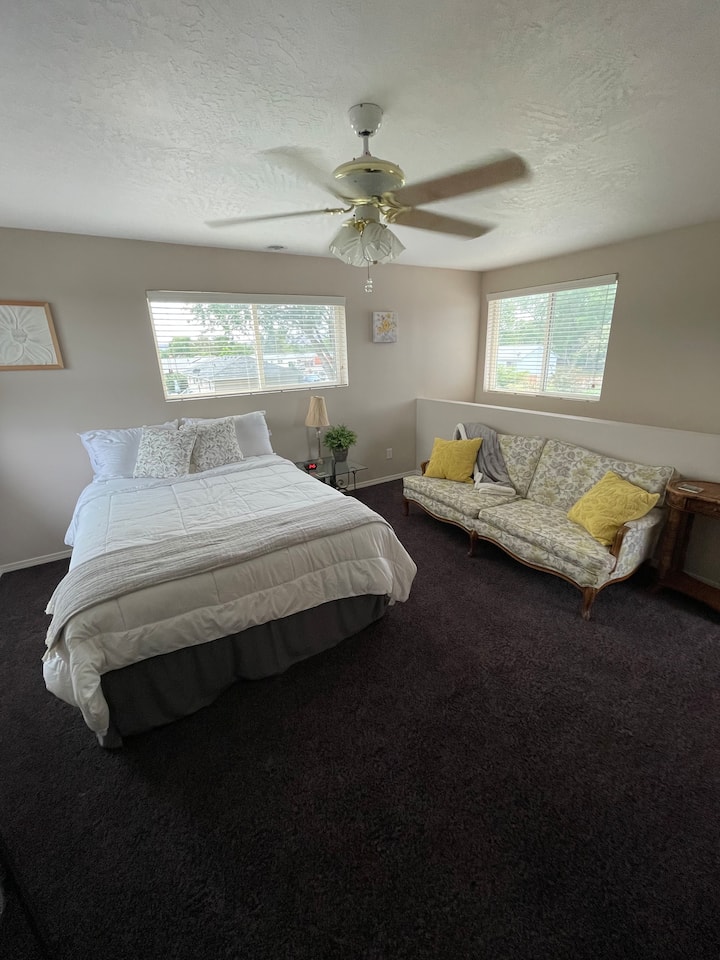 Cheerful One Bedroom Upstairs Loft. Houses for Rent in Richland