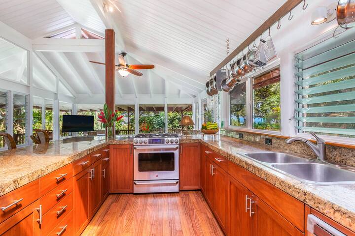 Hale Aloha w/Ocean Views – steps to beach TVR 1051 gallery image 3