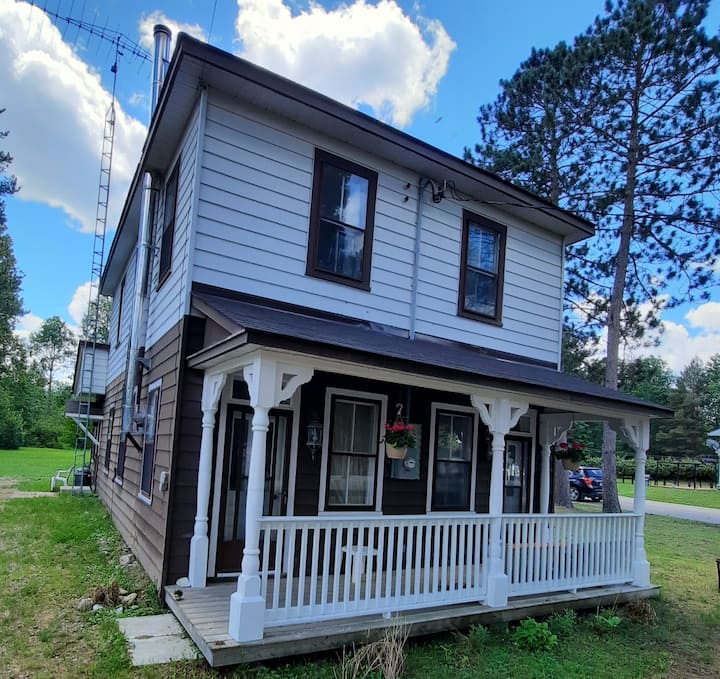 Unique Algonquin Heritage Home Experience Holiday homes for Rent in