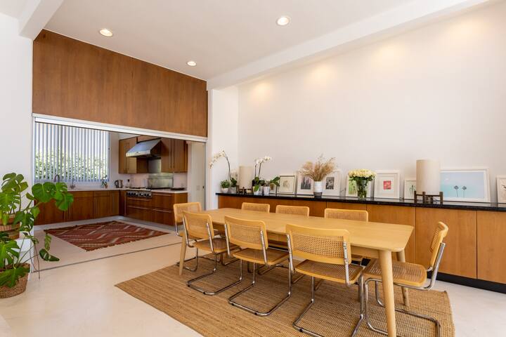 Stunning Mid-Century Family Home with Pool & Spa gallery image 2