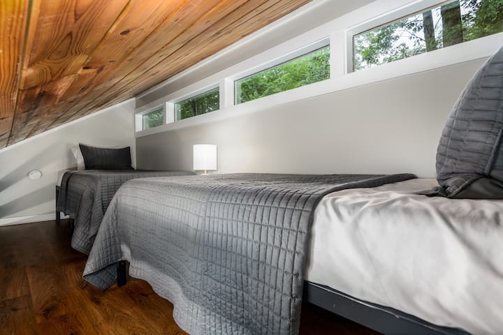 شقة علوية للنوم بسريرين متماثلين، مثالية للأطفال الصغار أو المراهقين! * يمكن الوصول إلى الشقة العلوية بواسطة سلم في غرفة المعيشة.