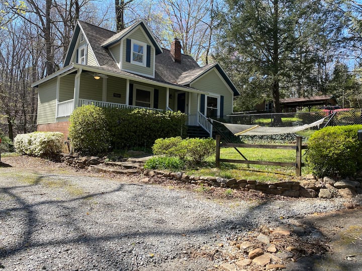 The Good Luck Cottage 10 minute walk to town. Houses for Rent in