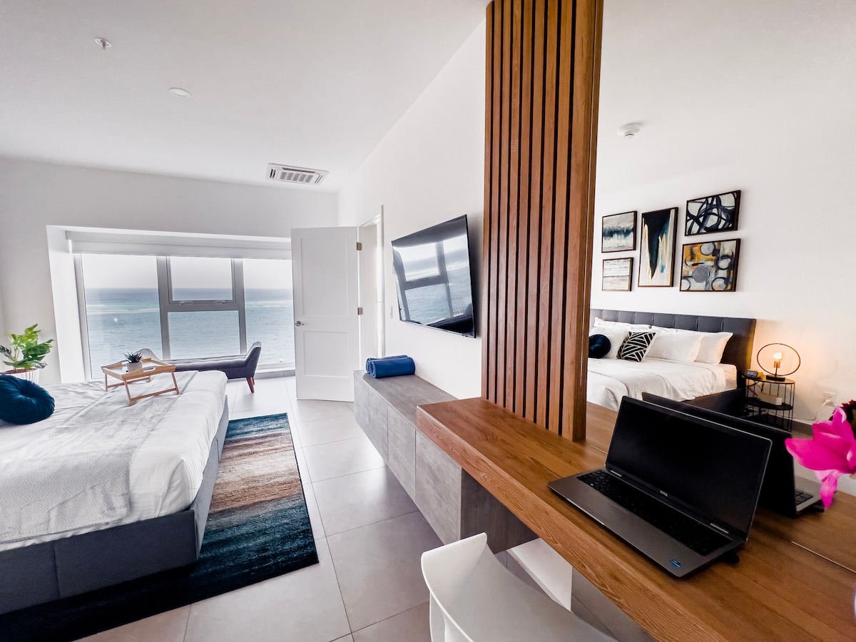 Dormitorio principal cama tamaño king con increíbles vistas al mar, mesa de cosméticos con iluminación y mucho espacio en el armario con 42 canales IPTV en todo el mundo, incluidos NBA, NFL, Soccer y alexia echo dot