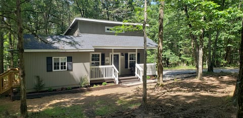 Charming Greers Ferry Lake Cottage