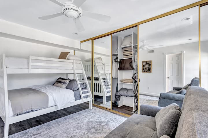 ორსართულიანი საწოლი და გასაშლელი დივანი