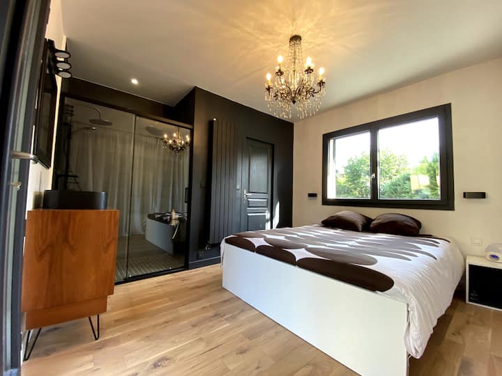 غرفة نوم تضم سرير كوين ومفرش 
حمام متكامل علوي مع دش مزدوج